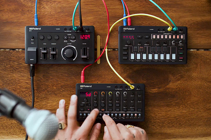 Roland - Company - ニュースリリース - 2022 - 小型電子楽器