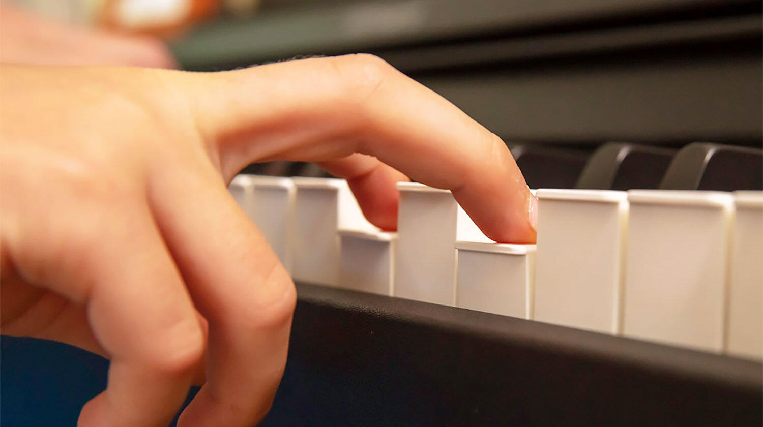 電子ピアノでは正しい鍵盤タッチが身につかないって本当？